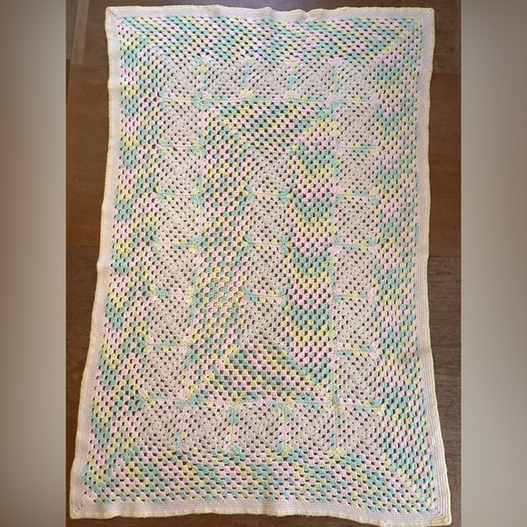 Crib size crocheted baby blanket - Picture 2 of 4
